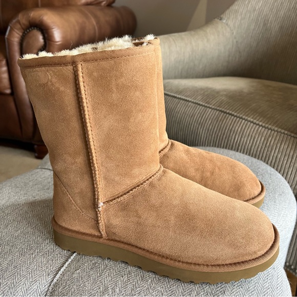 UGG Classic Short II - Picture 1 of 5